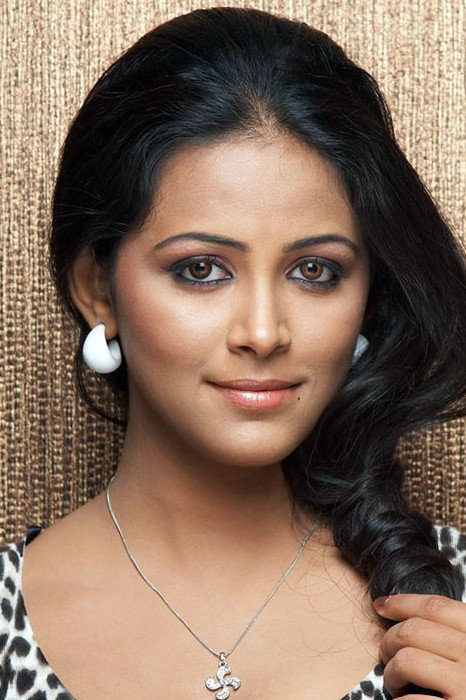 Subiksha as Aparna in Kannai Nambathe