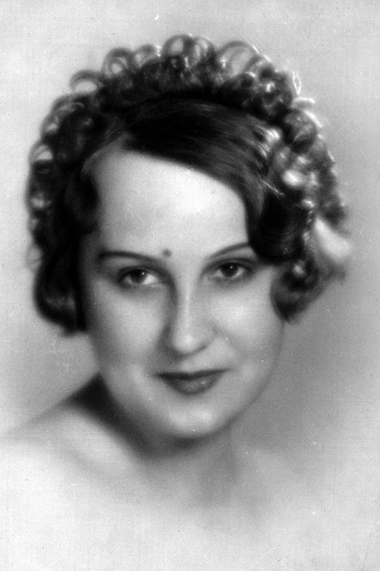 Alma Kar as Janeczka, stage-named Lulu in The Toy