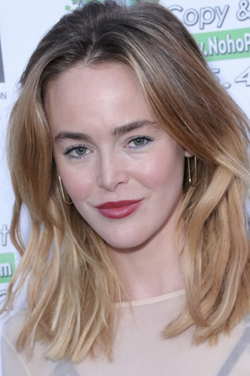 Isabelle Chester as Zoe in Threesomething