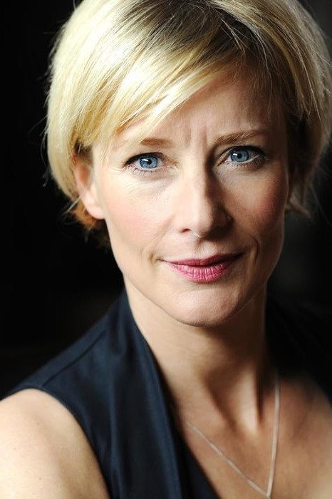 Julia Farino as Sara in English Estate