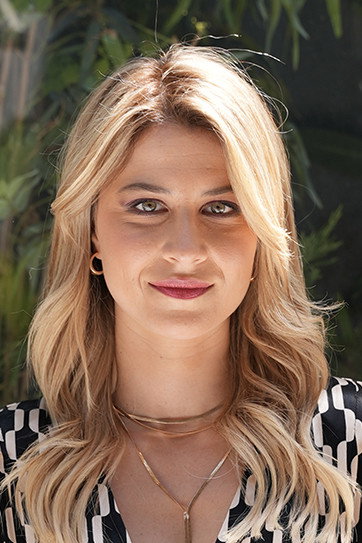 Εριέττα Μανούρη as Zoi Lioliou in Don't Start the Murmur