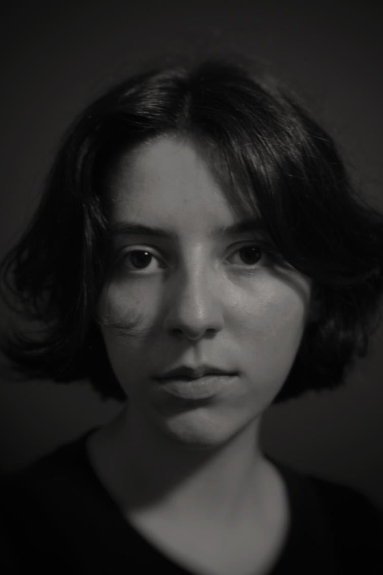 Miriam Pedrozo as Narrador in morrer à beira do rio