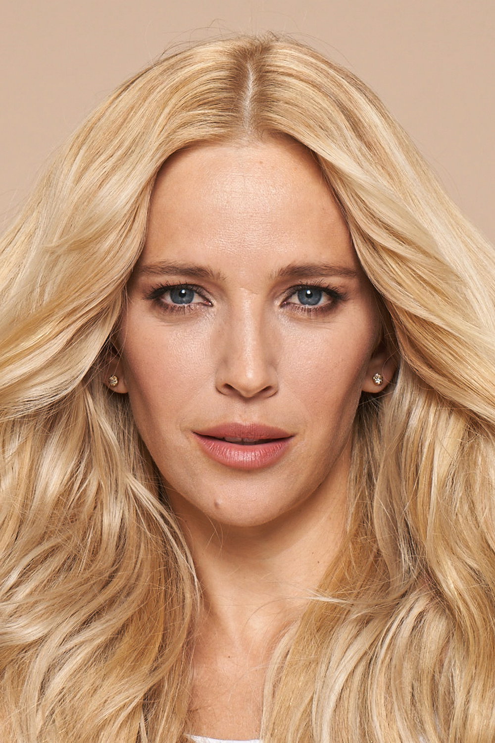 Luisana Lopilato as Paola Argento in Casados con Hijos
