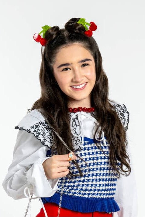 Sammy Schoulund as FRIDA in La CQ: Nuevo ingreso