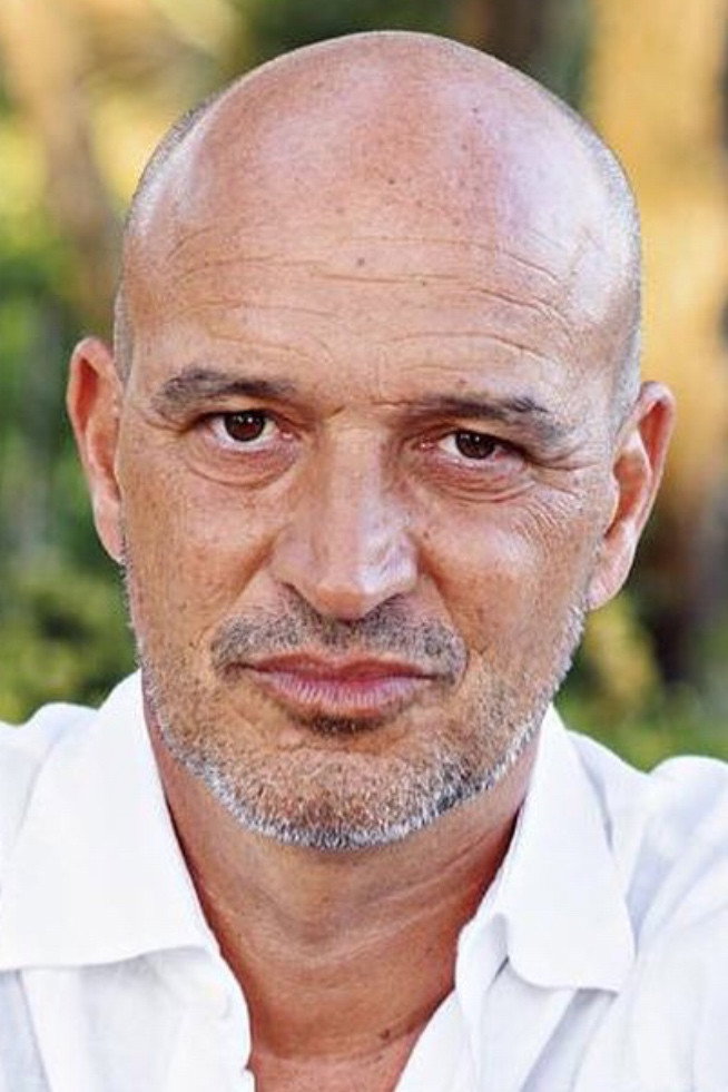 Nuno Graciano as Próprio in Milionários à Força