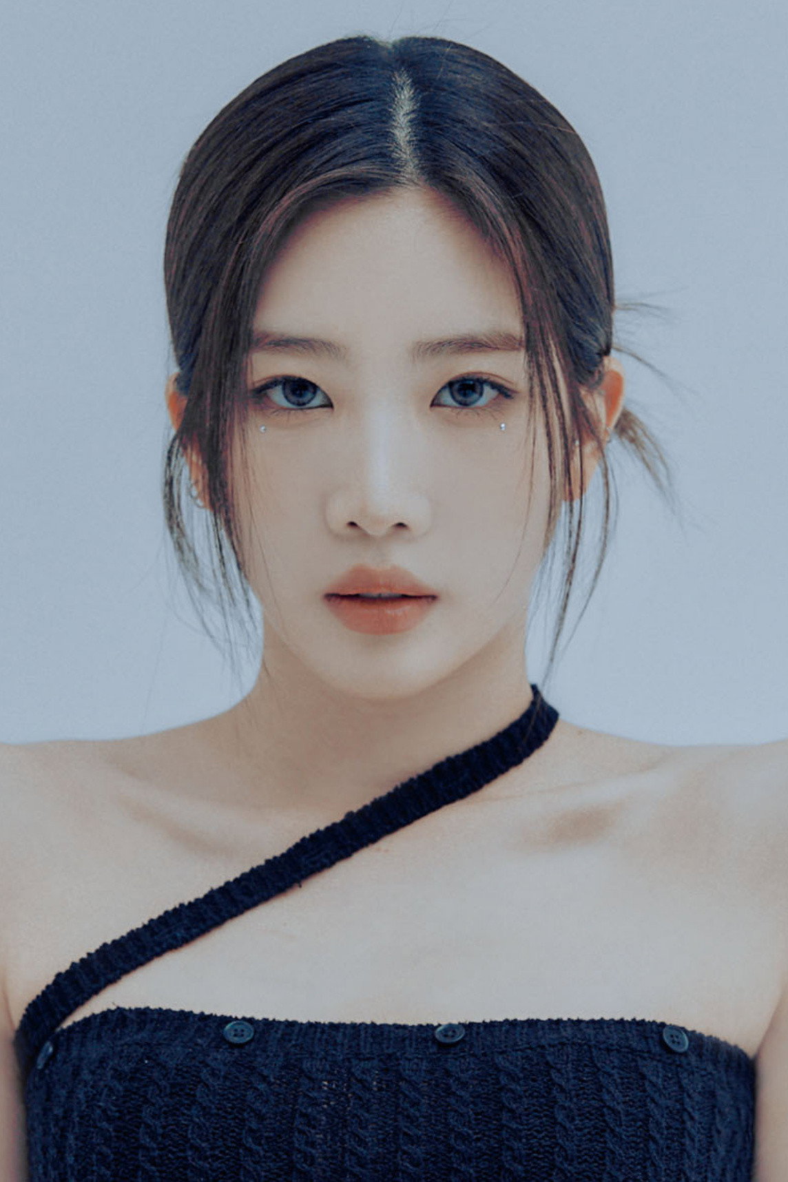 Kim Jung-eun as self (Kim Lip) in Explore Log