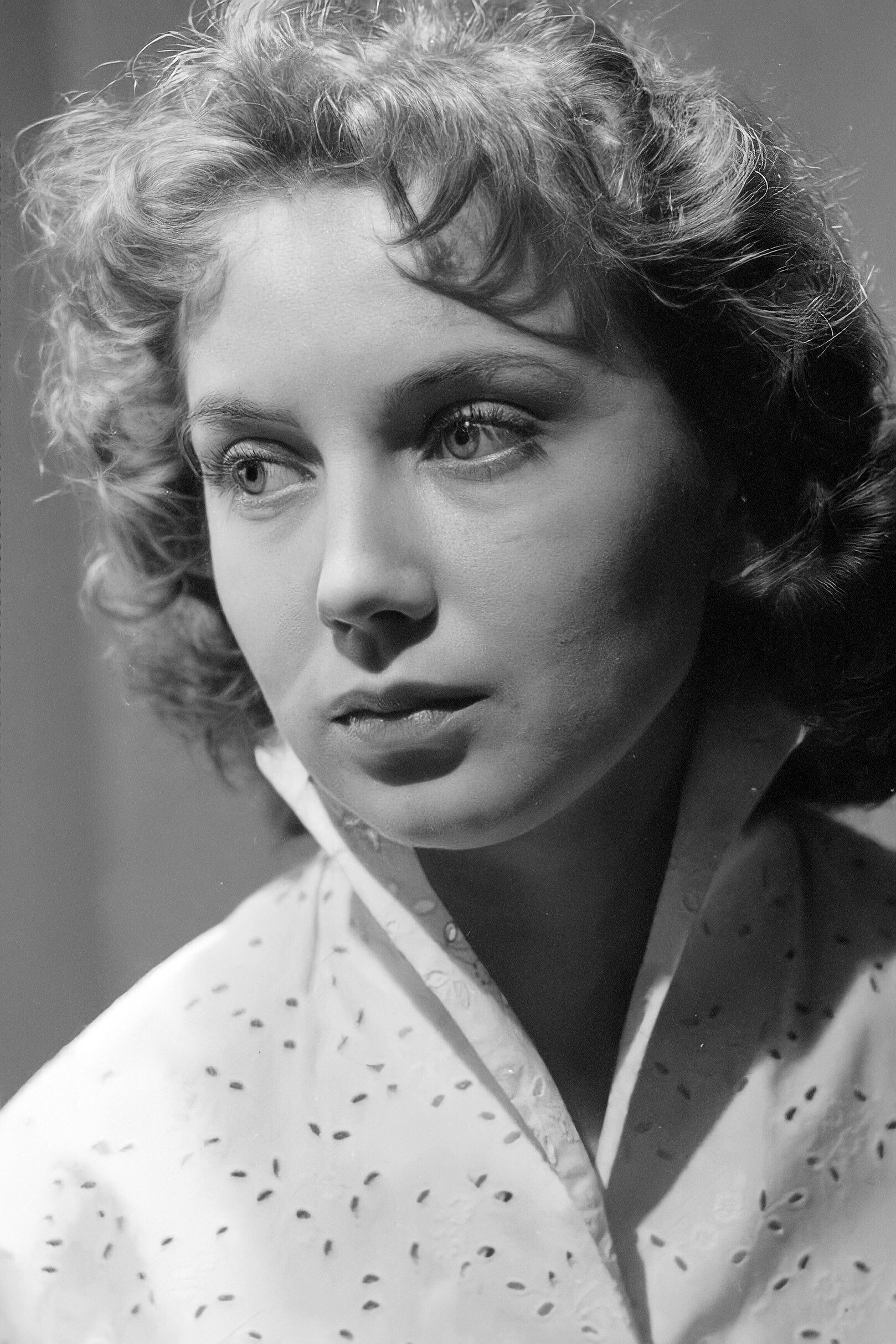 Елена Добронравова as Frosya Mekhotneva in The Worker's Settlement