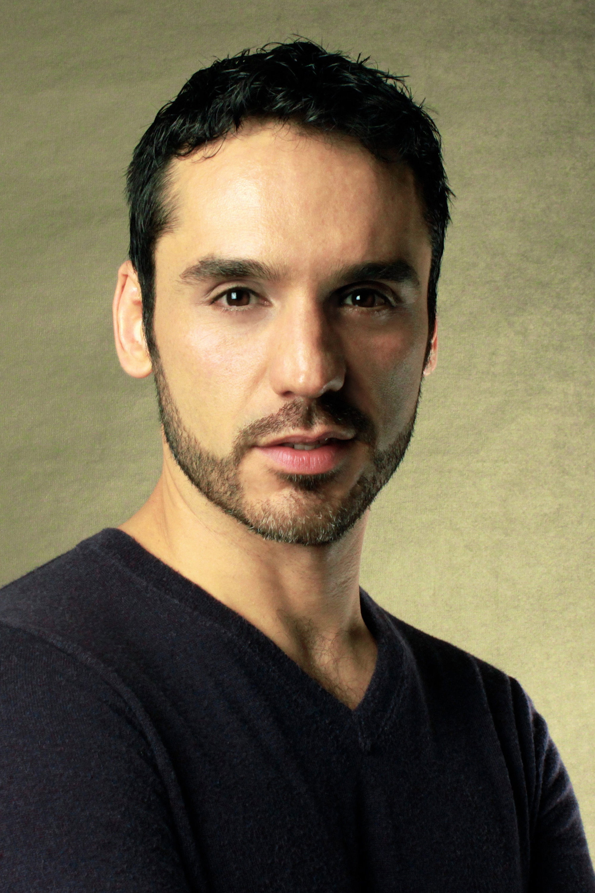 Rodrigo De la Rosa as Alejandro Mendoza in El Alma Herida