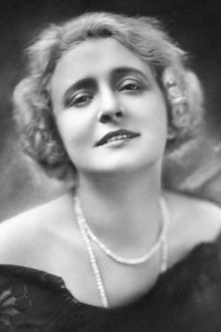Mia May as Countess Manon Moreau in The Tragedy of Love