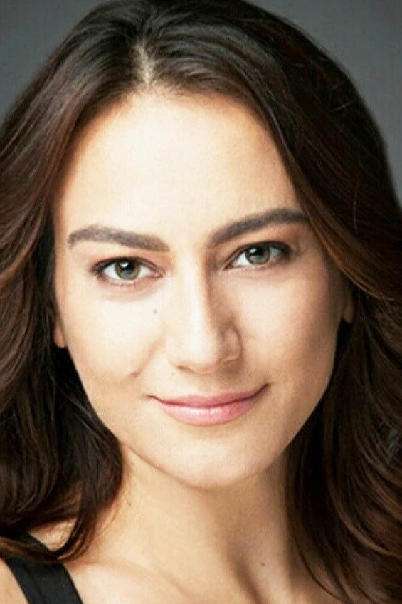 İncinur Daşdemir as Sevil in Annemizi Saklarken