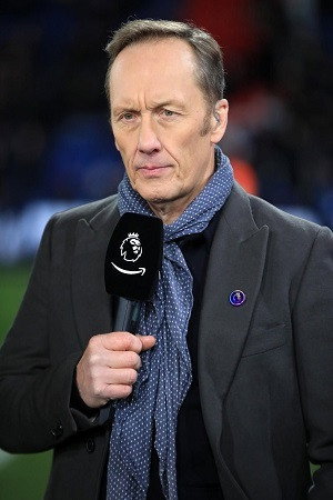 Lee Dixon as Self in Fergie Vs Wenger: The Feud