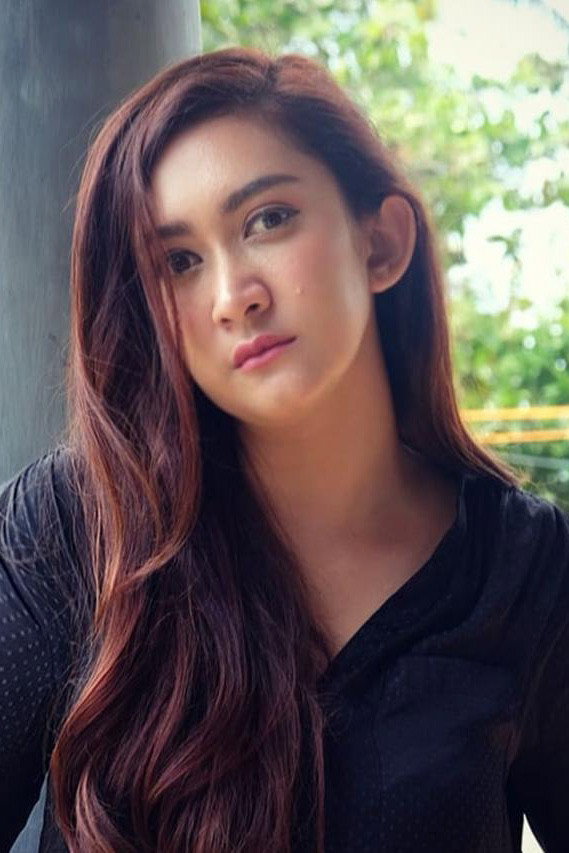 Nafa Urbach as Santi in Kembang Kantil