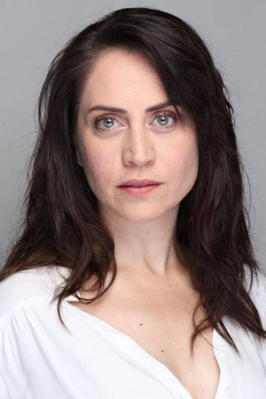 Selen Öztürk as Hasna Güneş in Red Roses
