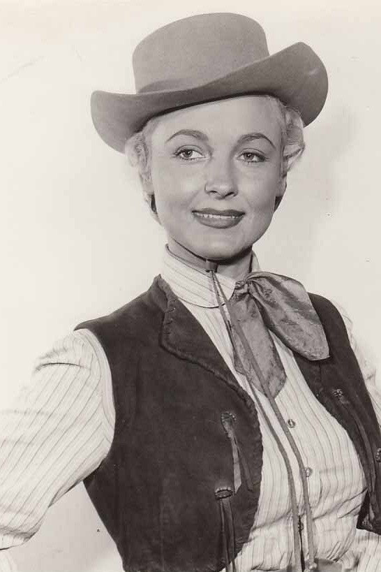 Darlene Fields as Dolly Owens in Spook Chasers