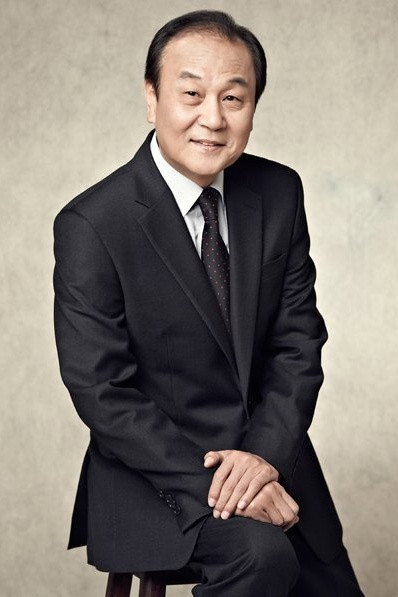 이기열 as Mr. Moon in City of the Rising Sun