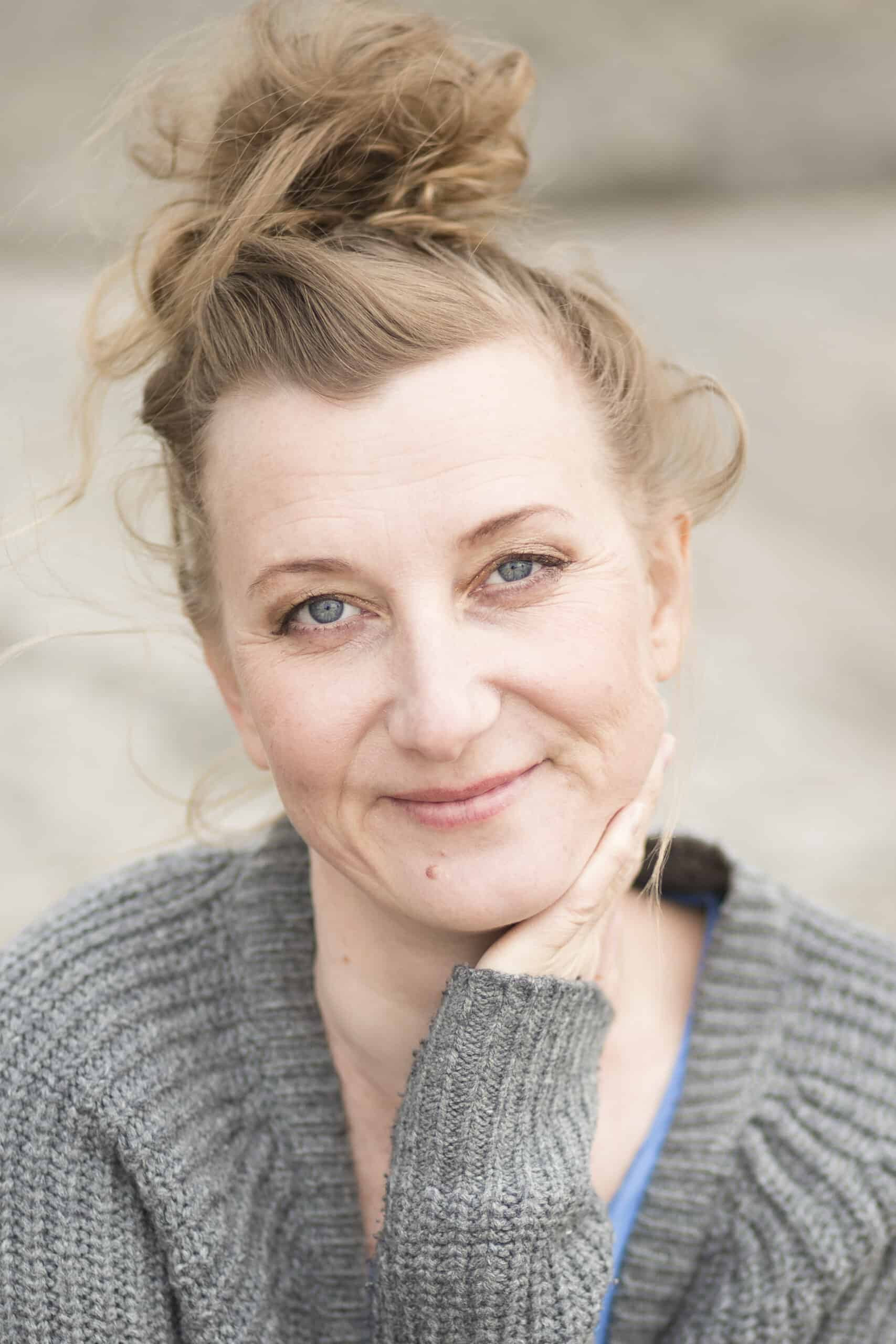 Elina Du Rietz as Batikhäxan in Flykten till Östermalm