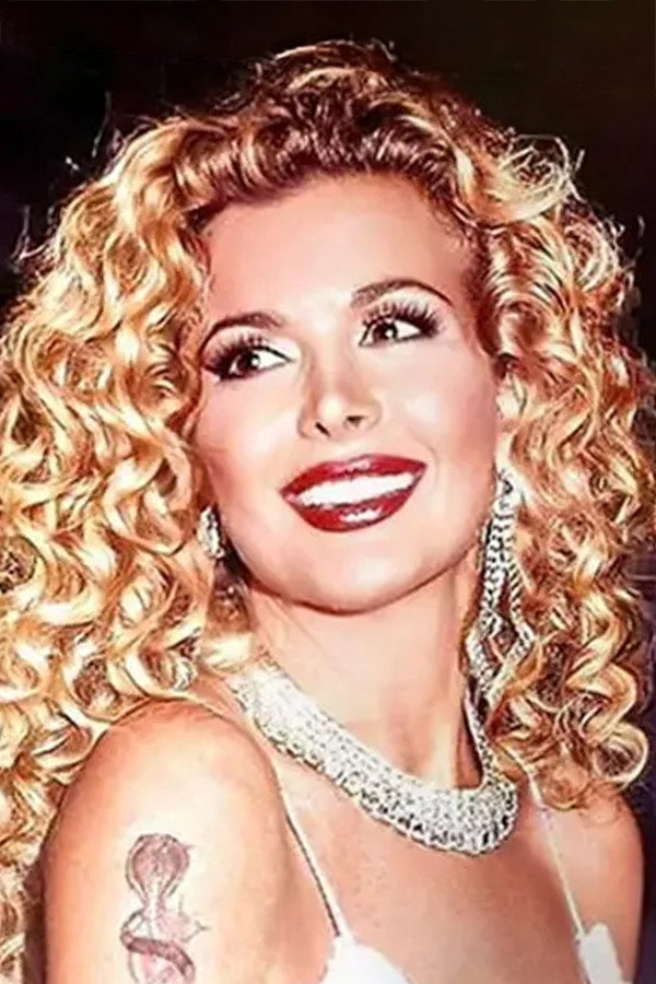 Harika Avcı as Lale in Sevgi Çıkmazı