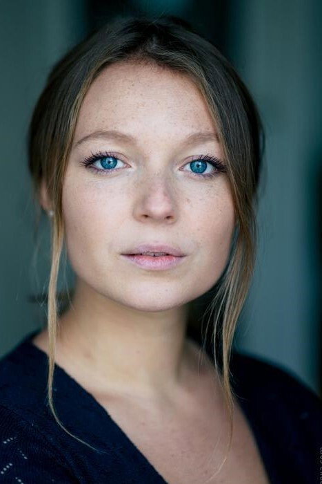 Chloé Guillot as La sage femme in Son visage