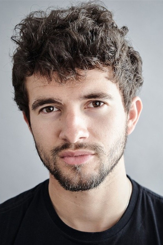 Simon Frenay as Locker room jockey in Hayat Şarkısı