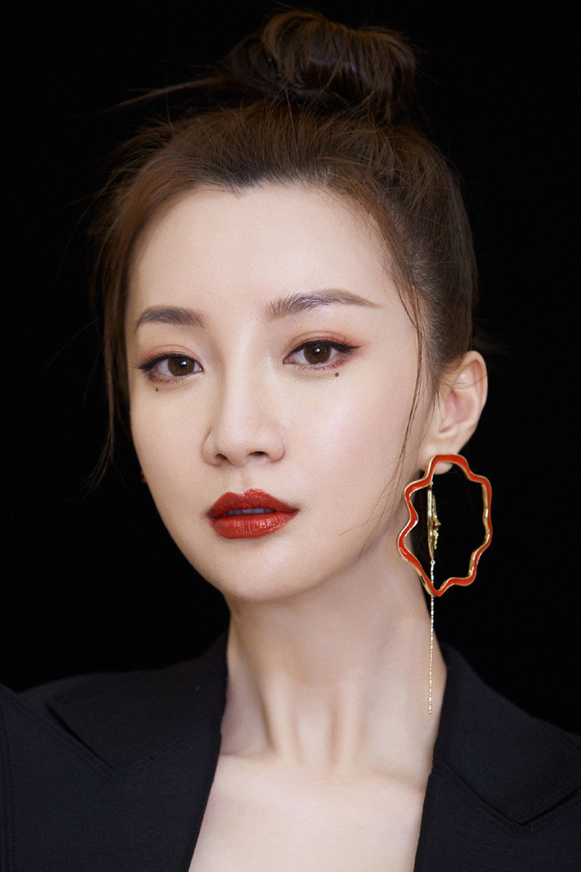 郑雅文 as Nan Yu in The Legend of the Monster