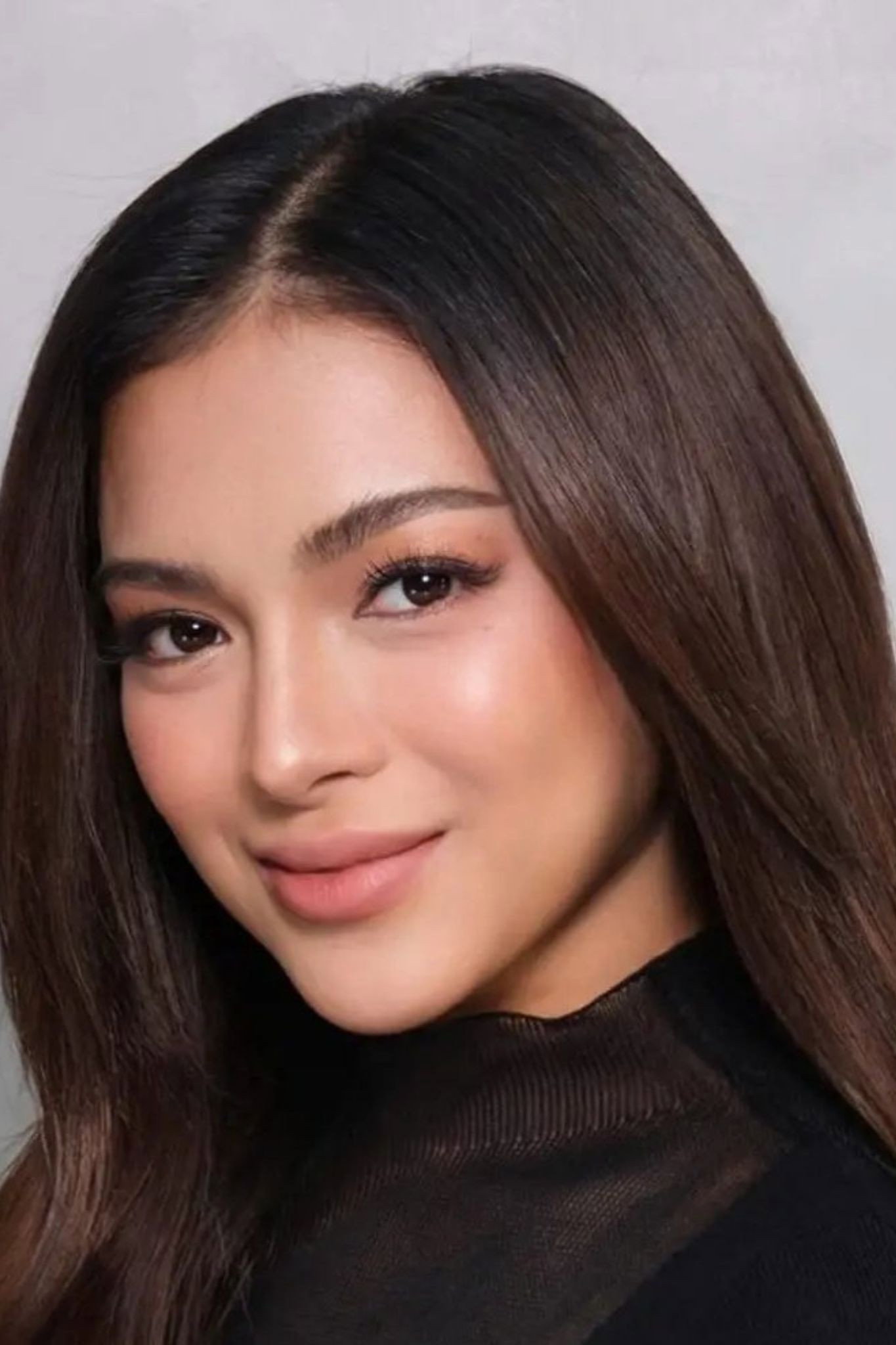 Mika Salamanca as Luna Almazan in The Secrets of Hotel 88