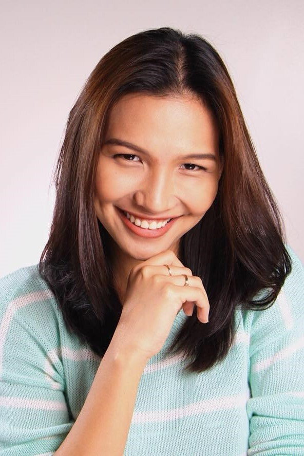 Pau Benitez as Bea in A Girl and A Guy