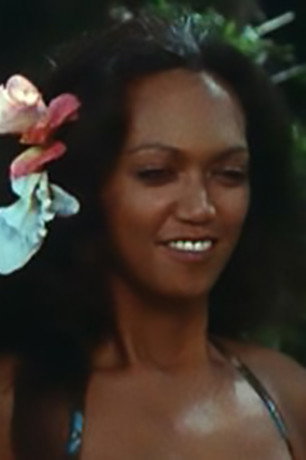 Terry Moni Mapuana as Alua in Chi trova un amico trova un tesoro