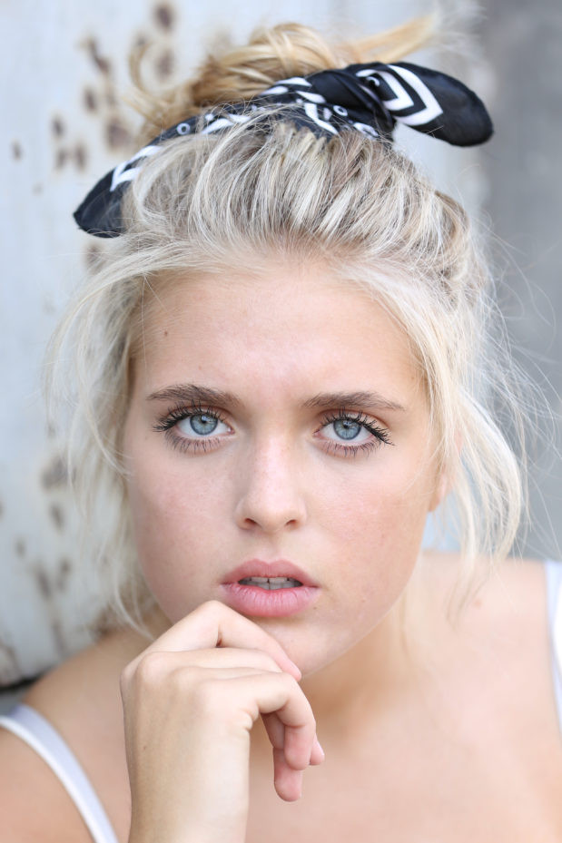 Jana Münster as Karo in Crap Happens