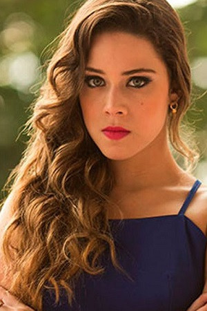 Sofia Araujo as Alicia in Siempre bruja