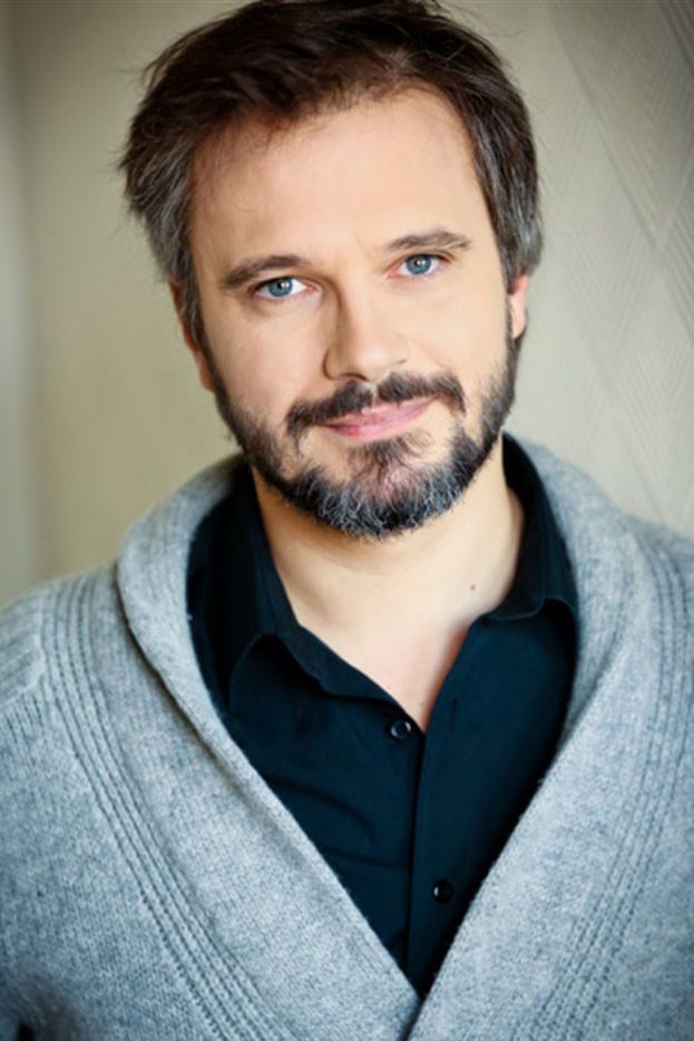 Arnaud Léonard as Assurancetourix (voice) in Attention Menhir !