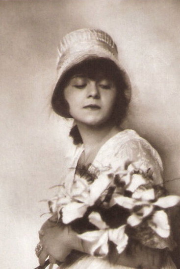 Ria Jende as Madeleine in Madeleine