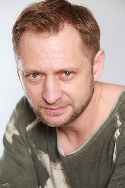 Vyacheslav Tschenin as Игорь друг Димы, врач in Жена напрокат