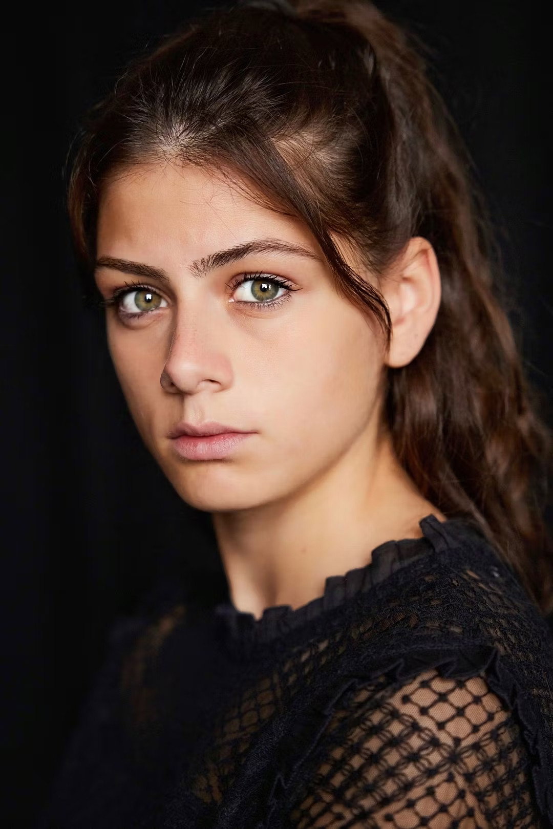 Derya Akyol as Mila Göcmen in Euphorie