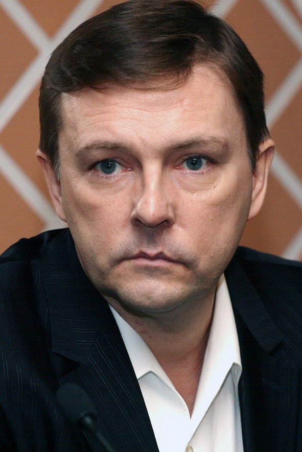 Алексей Нилов as Куратор in Варяг