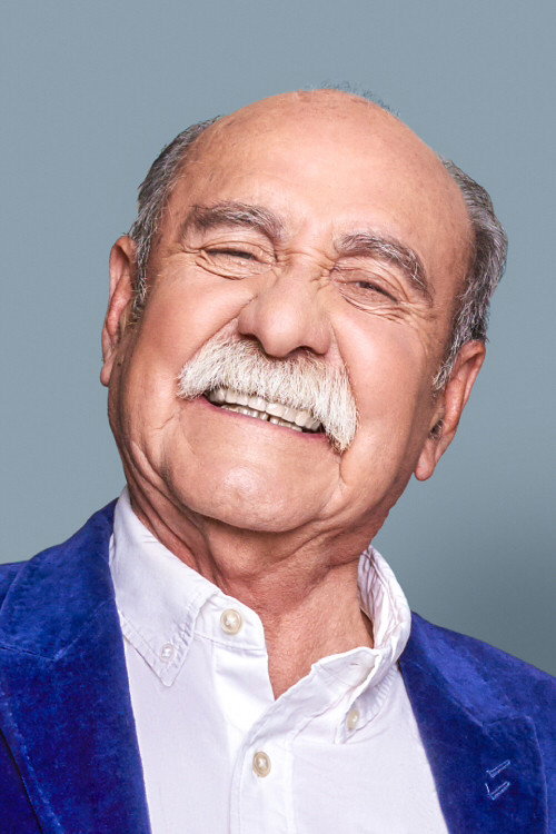 Fernando Farías as Iván in Vecinos puertas adentro
