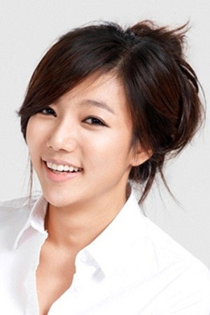 이채영 as MC in Star Golden Bell