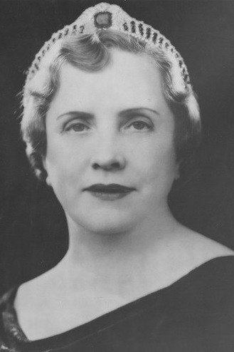Ruth Gillette as Queenie LaVerne in Frontier Marshal