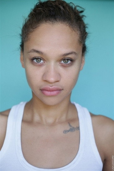 Wendy Nieto as Chloé Barbier in Le Code