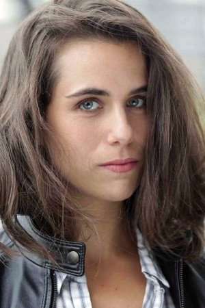 Elsa Rozenknop as Julie in Une situation délicate