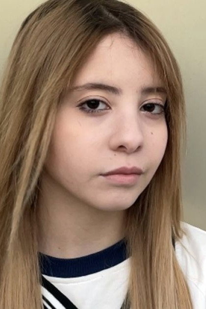 Marwa Merdjet Yahia as Margaux in Les Têtes givrées