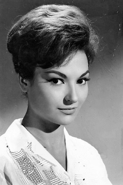 Licia Calderón as Mari Pepa in Historias de Madrid