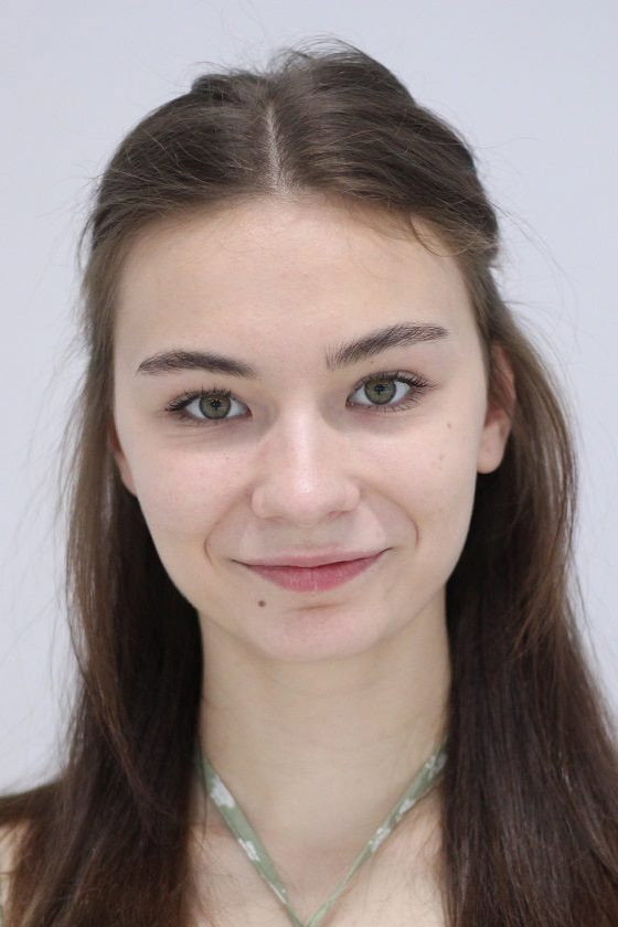 Дарья Мазанова as Катя in Khor