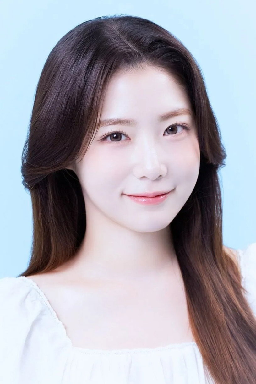 이송경 as Song Woo Mi in Welcome to Amazon