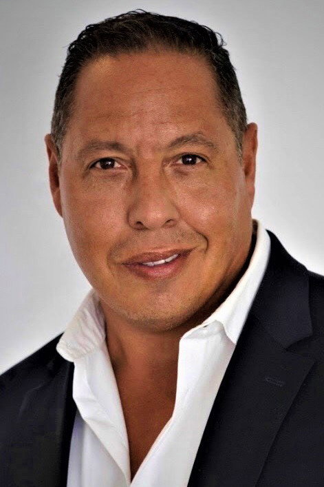 Mario Polit as Detective Mayo in Cross