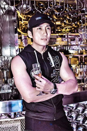 Xu Ding as Ren Haoming in Demon President's Contract Lover
