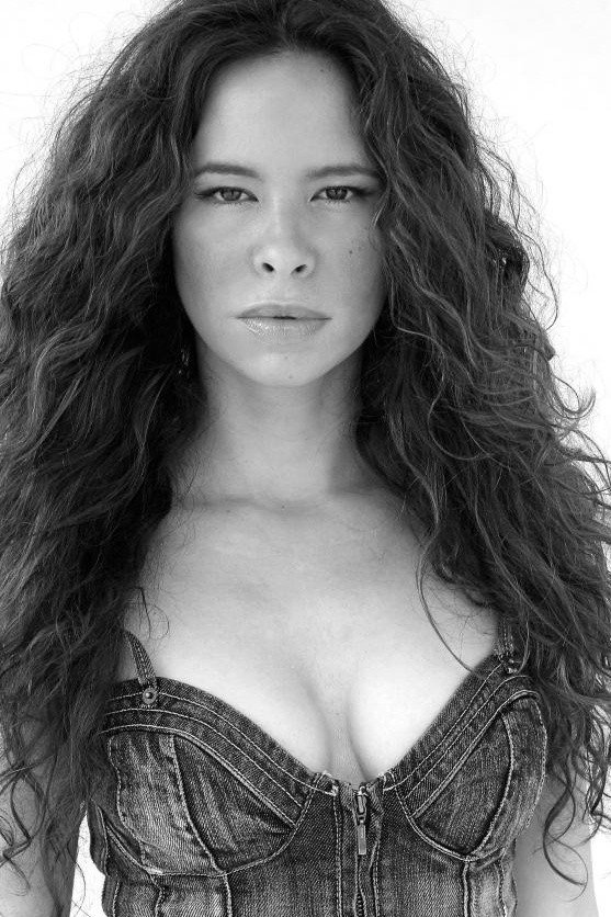 Yoandra Suárez as Isona in A Translator