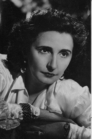 Margarita Corona as Julia in Evasión
