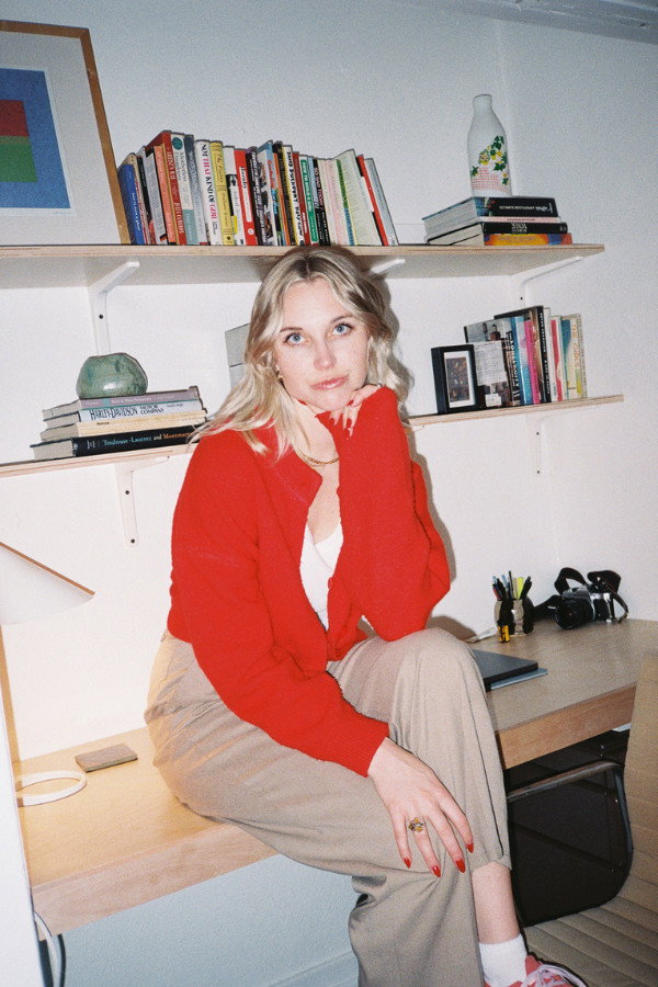 Elizabeth Archer as Interviewer in Junket