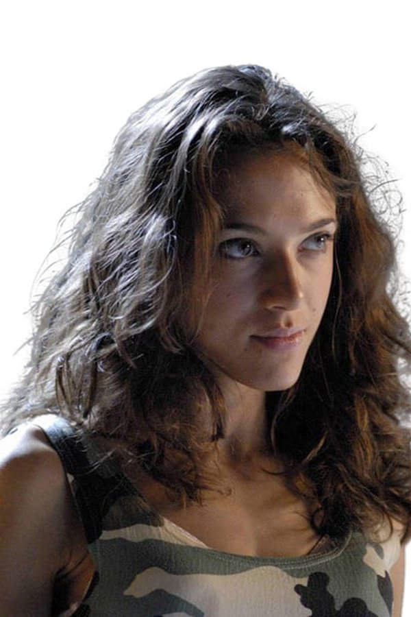 Louise Szpindel as Clara in Quelques jours entre nous