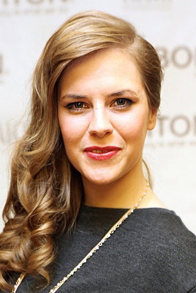 Petra Nesvačilová as Dee in Stylista